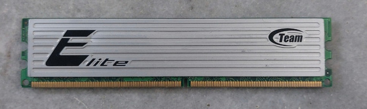 رم ۲ گیگ ddr2 دسکتاپ برند تیم گروپ اورجینال استوک کاملا سالم