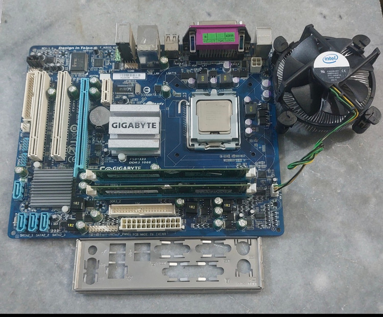 مادربرد ddr3 گیگابایت مدل G41MT- ES2L استوک کاملا سالم همراه فن و Cpu E8400 و ۴ گیگ رم ddr3