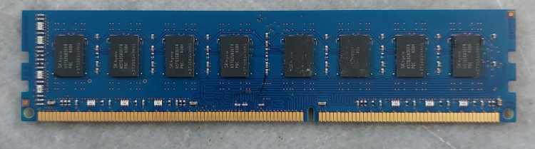 رم ۴ گیگ DDR3 دسکتاپ فرکانس 1600 برند skyhynix اورجینال دو ور چیپ استوک کاملا سالم