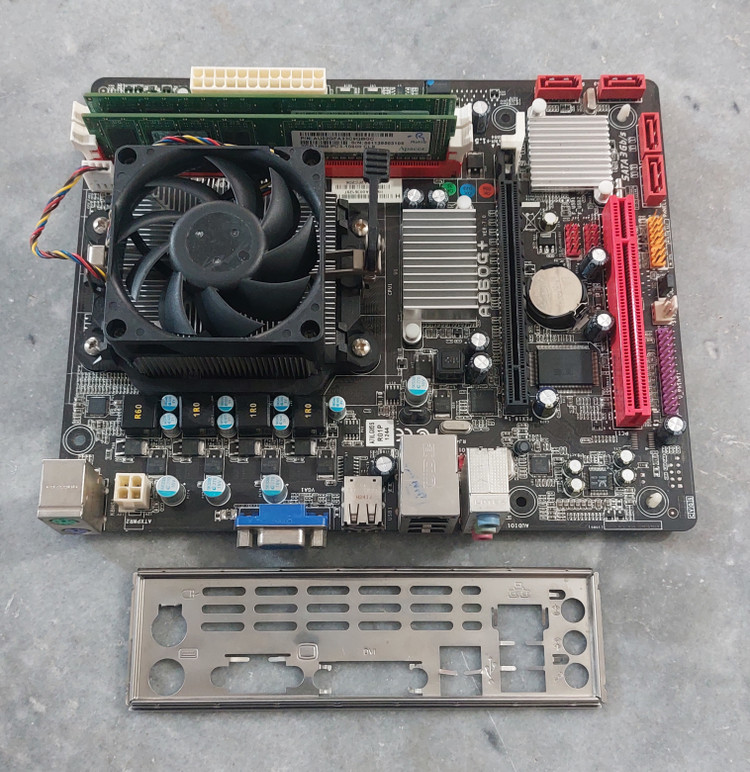 مادربرد ddr3 بایوستار مدل + A960G به همراه فن و CPU AMD ATHLON II ۲۴۵ و ۶ گیگ رم استوک کاملا سالم