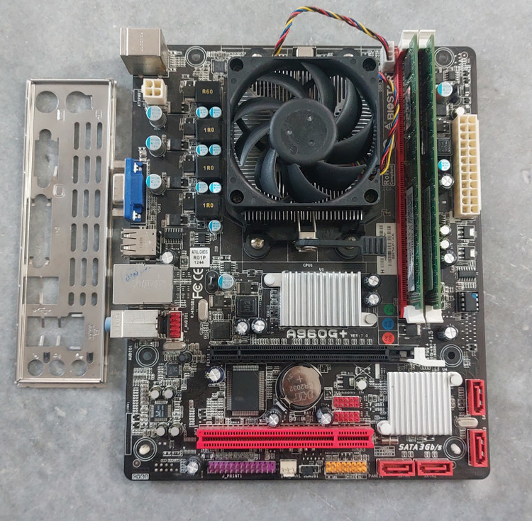 مادربرد ddr3 بایوستار مدل + A960G به همراه فن و CPU AMD ATHLON II ۲۴۵ و ۶ گیگ رم استوک کاملا سالم