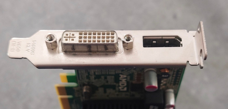 کارت گرافیک مینی کیس ۱ گیگ ddr3 مدل ۸۴۹۰ ATI برند dell همراه تبدیل DVI به VGA استوک
