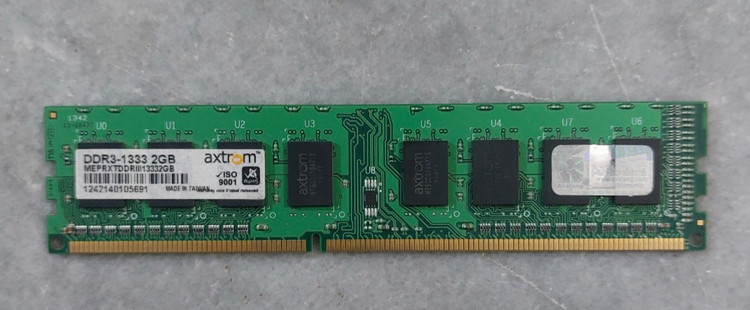 رم ۲ گیگ DDR3 دسکتاپ برند axtrom یک ور چیپ اورجینال استوک کاملا سالم