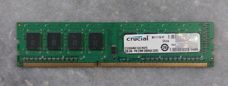 رم 2 گیگ DDR3 دسکتاپ فرکانس 1333 برند crucial یک ور چیپ اورجینال استوک کاملا سالم