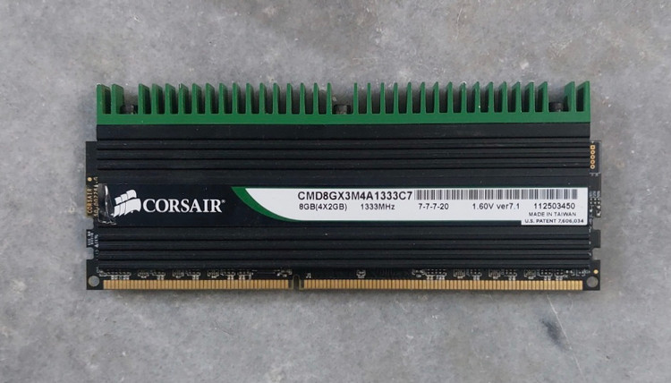 رم 2 گیگ DDR3 دسکتاپ فرکانس 1333 برند دومیناتور کورسیر هتسینک دار اورجینال استوک