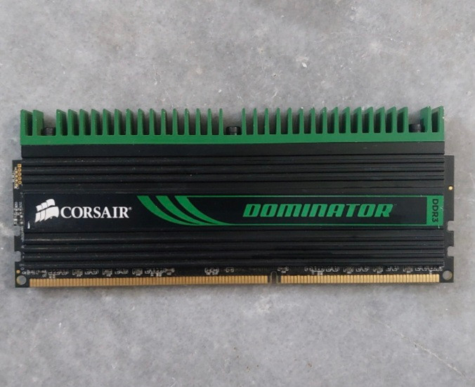 رم 2 گیگ DDR3 دسکتاپ فرکانس 1333 برند دومیناتور کورسیر هتسینک دار اورجینال استوک