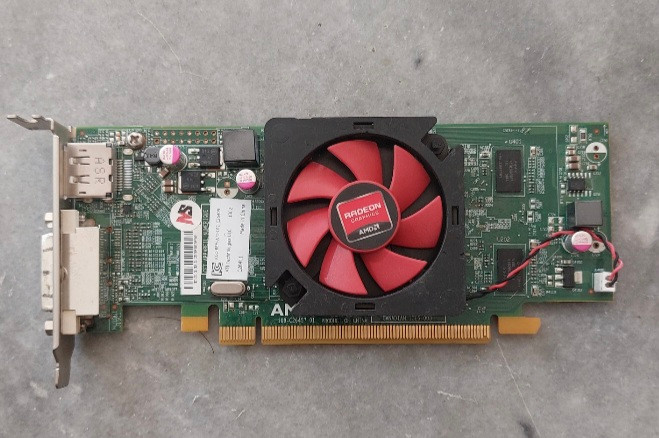 کارت گرافیک مینی کیس ۱ گیگ ddr3 سری ۷۰۰۰ برند ATI استوک به همراه تبدیل DVI به VGA