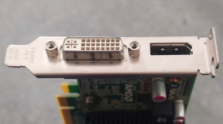 کارت گرافیک مینی کیس ۱ گیگ ddr3 سری ۷۰۰۰ برند ATI استوک به همراه تبدیل DVI به VGA
