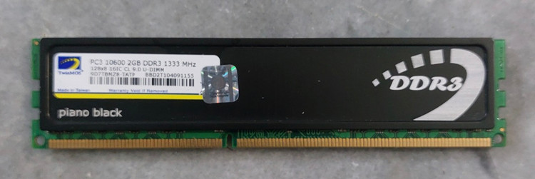 رم ۲ گیگ DDR3 دسکتاپ باس ۱۳۳۳ هتسینک دار برند twinmos اورجینال استوک کاملا سالم