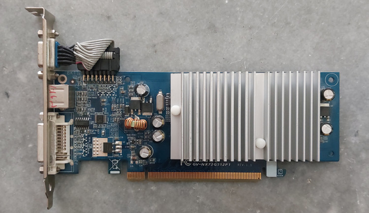 کارت گرافیک 128 مگابایت 7200se مدل گيگابايت ddr2 استوک کاملا سالم