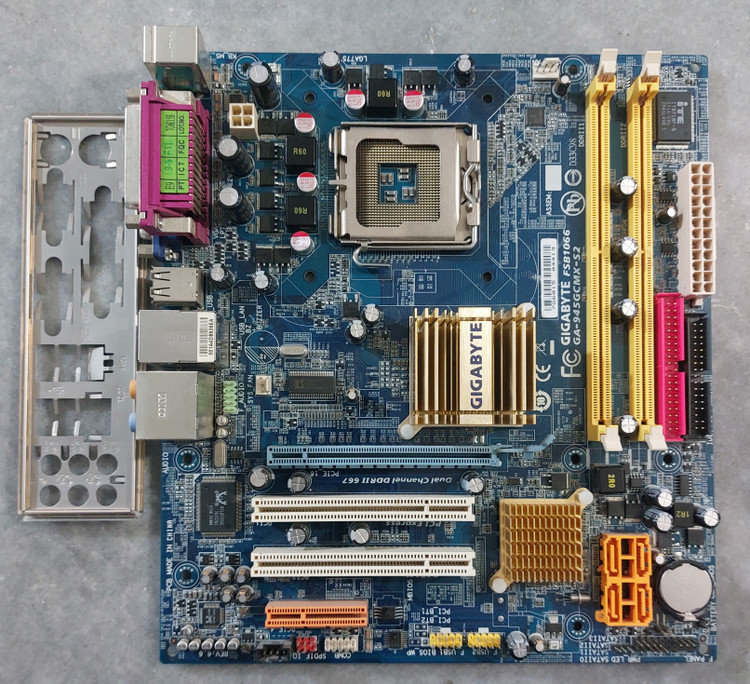 مادربرد ddr2 گیگابایت مدل GA-945GCMX-S2 استوک کاملا سالم