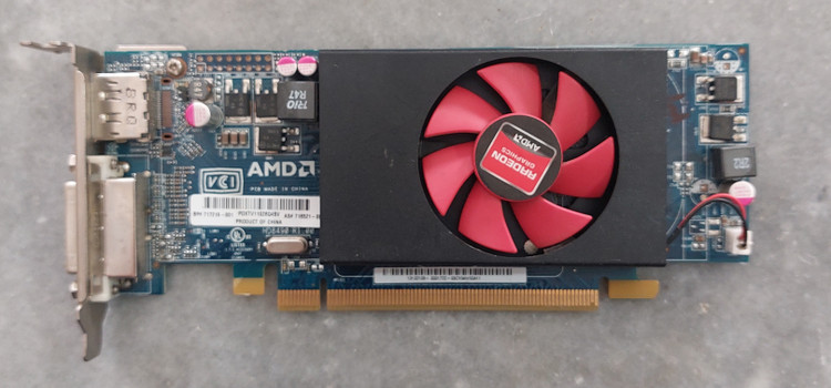 کارت گرافیک مینی کیس ۱ گیگ ddr3 مدل ۸۴۹۰ ATI برند HP همراه تبدیل DVI به VGA استوک