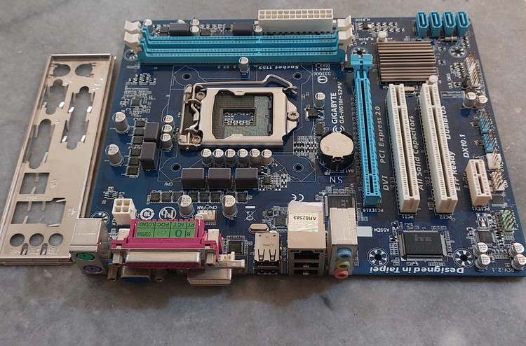 مادربرد ddr3 گیگابایت مدل GA-H61M-S2PV استوک کاملا سالم