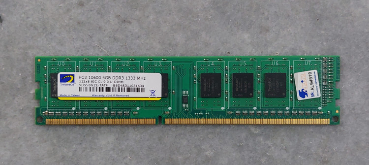 رم 4 گیگ DDR3 دسکتاپ برند twinmos یک ور چیپ اورجینال استوک کاملا سالم
