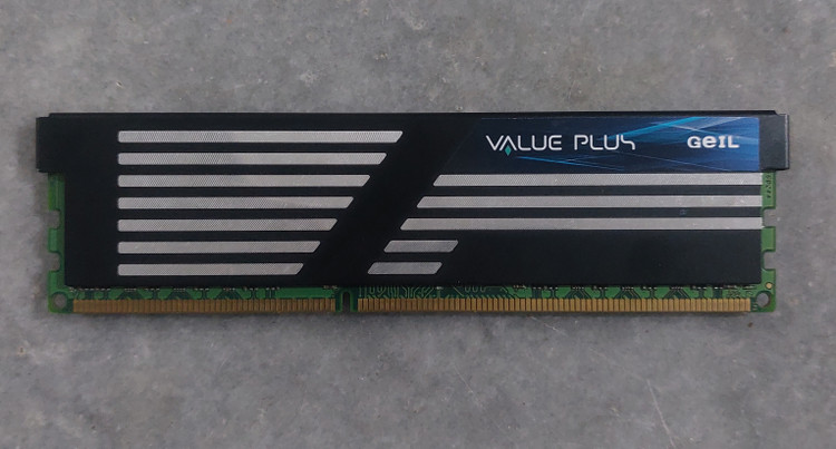 رم ۲ گیگ DDR3 دسکتاپ برند GEIL هتسینک دار اورجینال استوک کاملا سالم