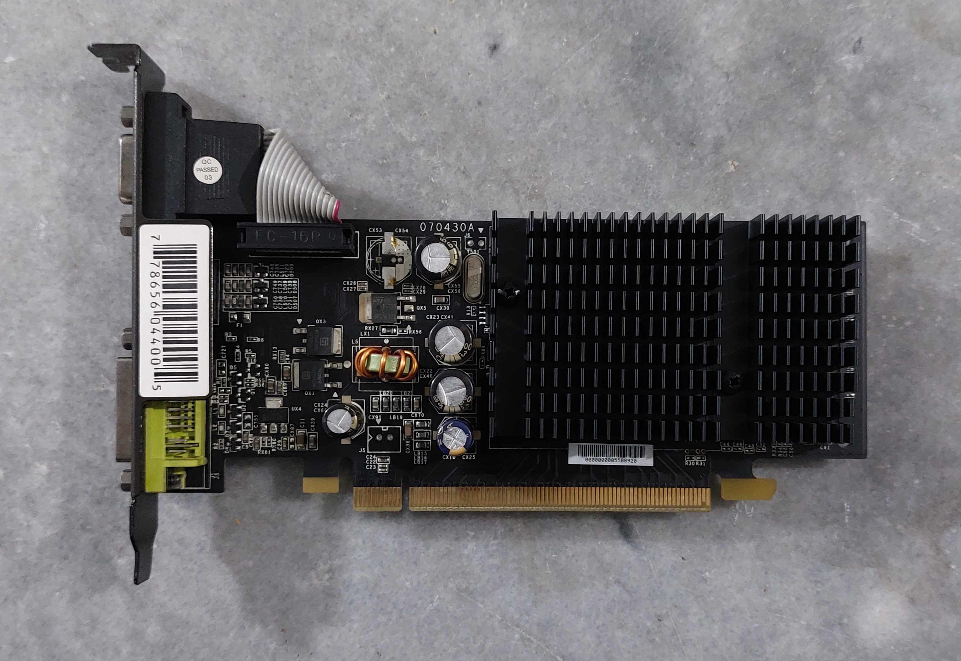 کارت گرافیک 128 مگابایت xfx مدل 7200GS سوکت DDR2