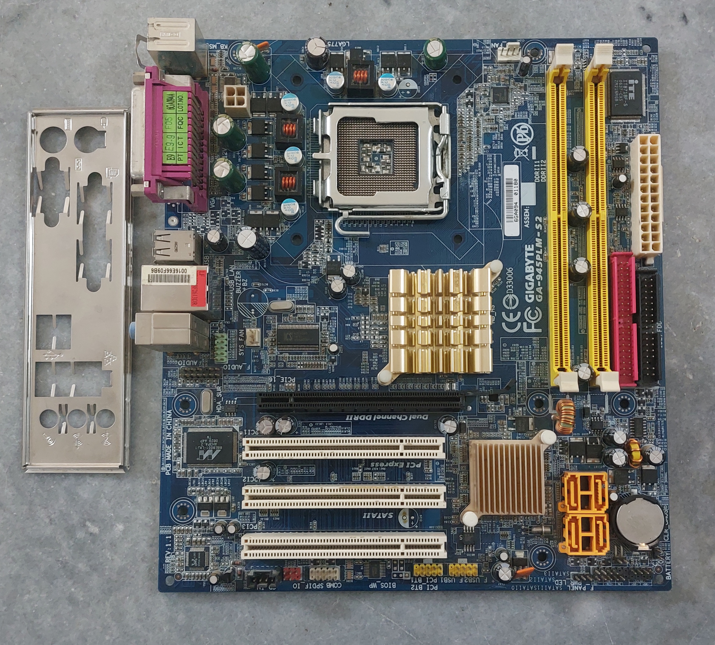 مادربرد ddr2 گیگابایت مدل GA-945PLM-S2 استوک کاملا سالم