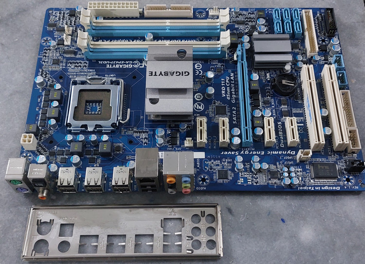 مادربرد ddr3 گیگابایت مدل EP43T-UD3L استوک کاملا سالم